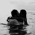 pexels edwardeyer 1001445 Amoureux dans l'eau, moment romantique.