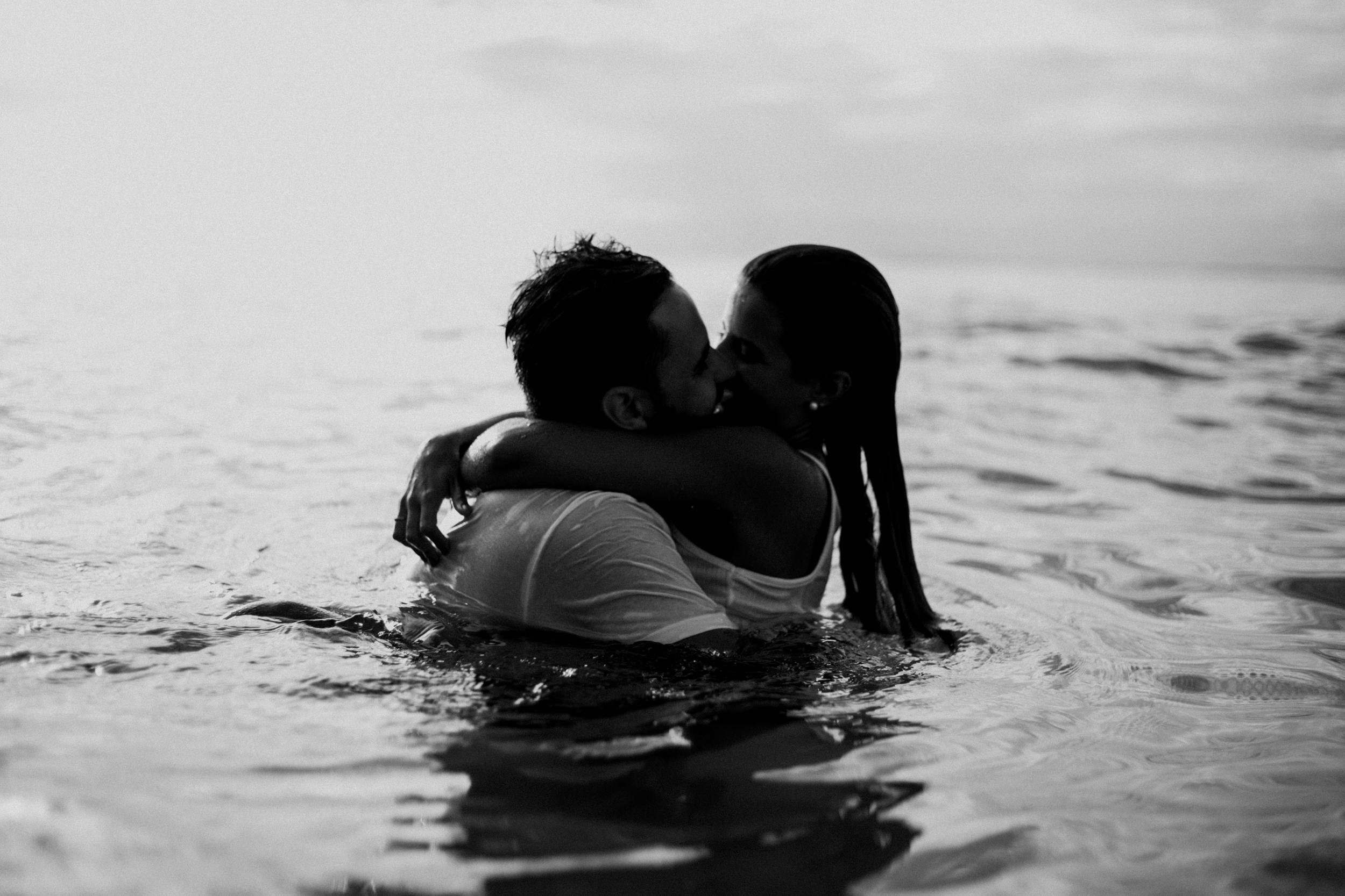 couple amoureux Amoureux dans l'eau, moment romantique.