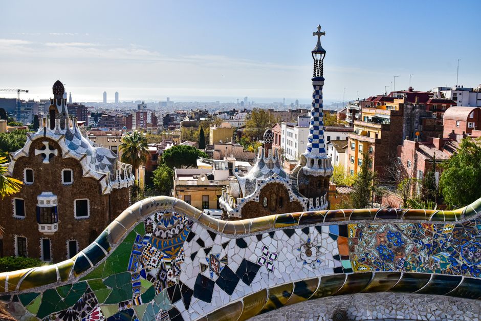 parc guell incontournable barcelone Mosaรฏques de Gaudรญ au Parc Gรผell avec vue sur Barcelone en arriรจre-plan