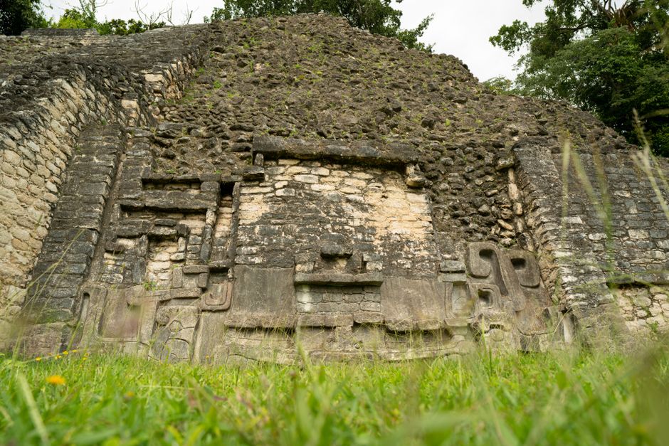 ruines mayas xunantunich belize Temple maya de Xunantunich dans la jungle du Belize, site archéologique précolombien