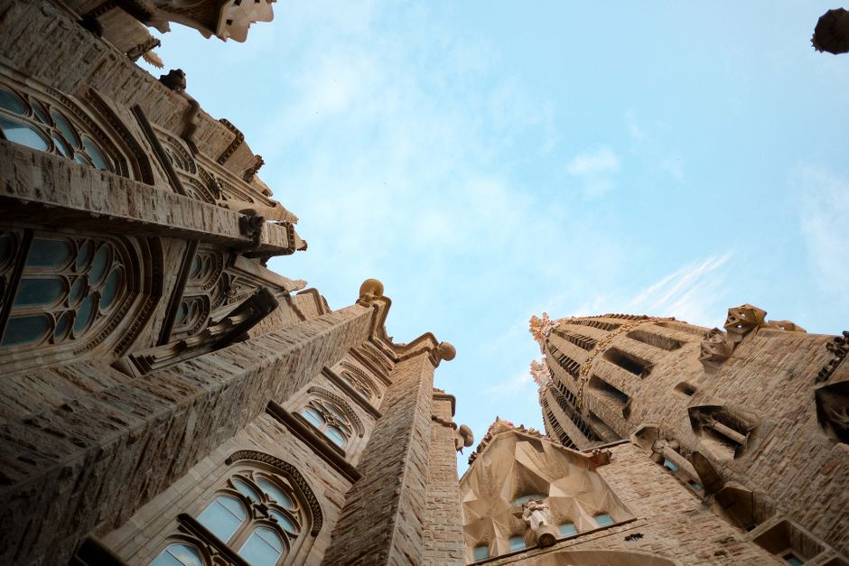 sagrada familia incontournable barcelone Tours de la Sagrada Famรญlia ร Barcelone vues d'en bas sous un ciel bleu