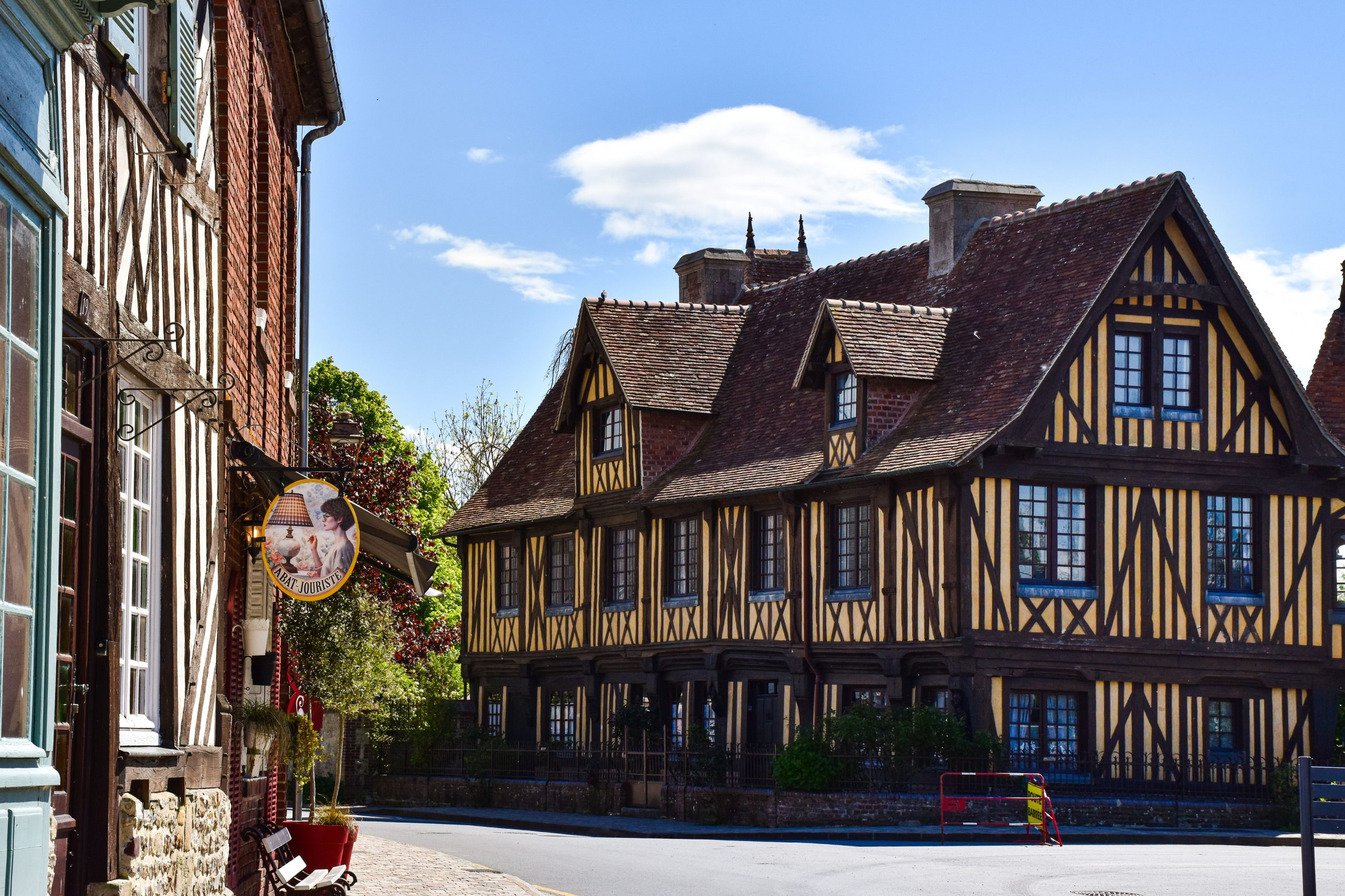 vieux bourges maisons pans de bois scaled Rue du vieux Bourges bordée de maisons à pans de bois