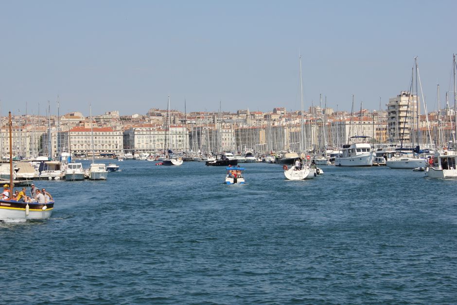 calendrier scolaire marseille port Port de Marseille et bateaux devant les faรงades historiques de la ville