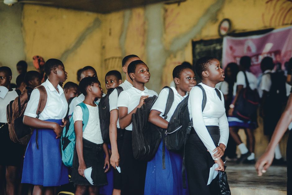 rentree scolaire 2026 ecoliers Groupe d'รฉcoliers en rang avec leurs sacs ร dos avant la rentrรฉe scolaire