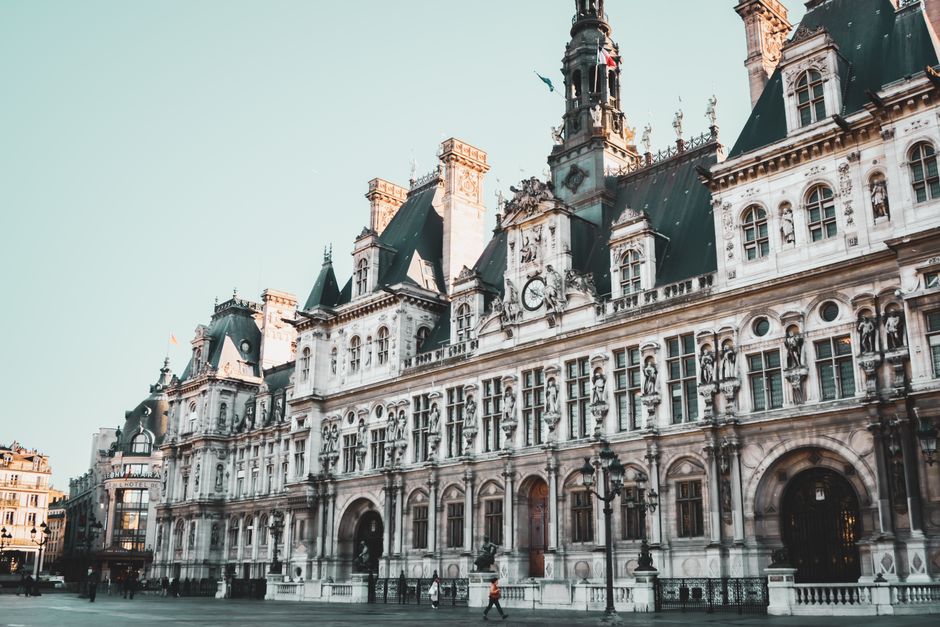 Hôtel de Ville de Paris – service public Façade de l'Hôtel de Ville de Paris, symbole de l'administration et du service public en France