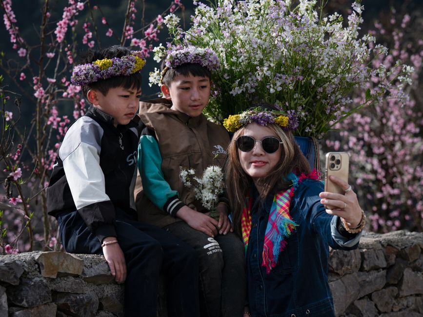 Vacances de Pâques 2026 zone C en famille Famille avec des couronnes de fleurs dans un jardin fleuri au printemps